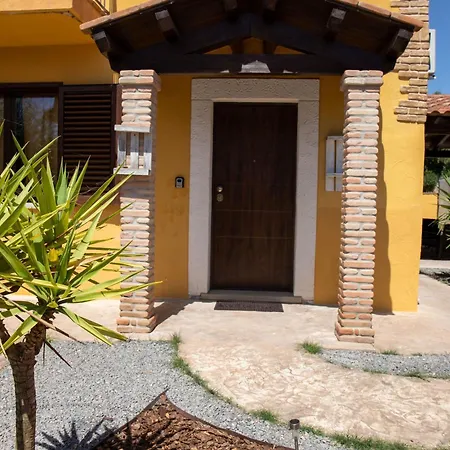 Prázdninový dům Yellow House San Giovanni Suèrgiu