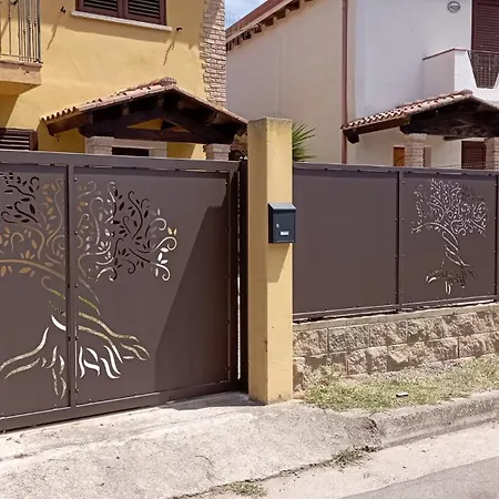 Prázdninový dům Yellow House San Giovanni Suèrgiu